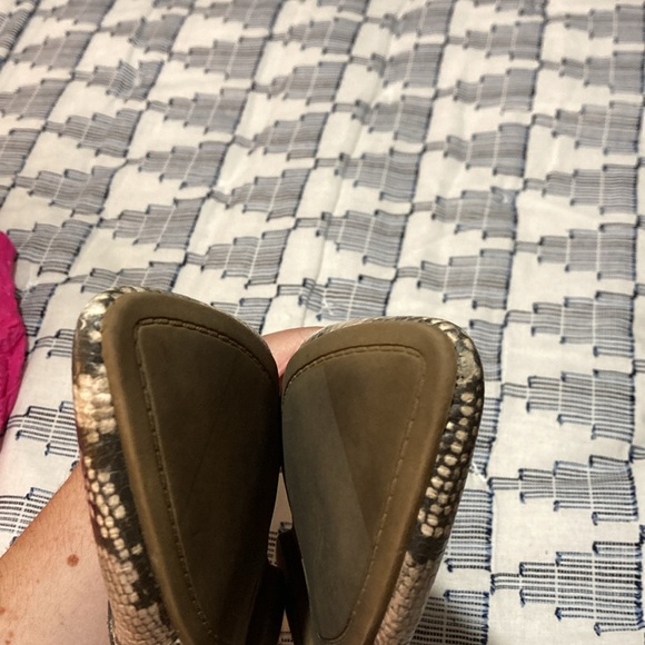 Universal thread brand from target size 6 1/2 mules snake skin print - Picture 3 of 3